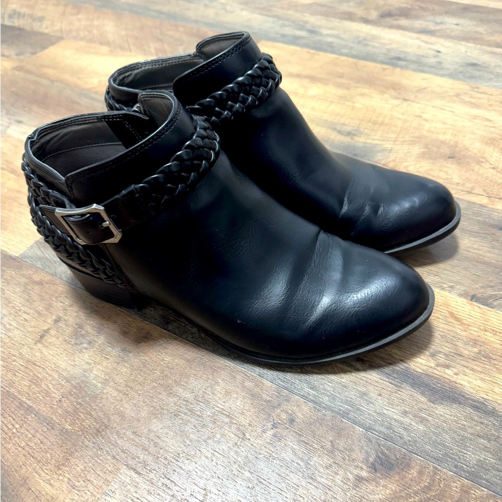 LifeStride Adriana Booties
Black Smooth Faux Leather Size 7.5W